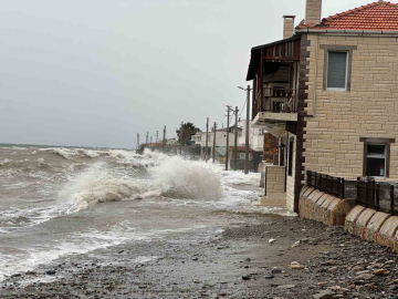 Ayvacık’ta kara ile deniz birleşti