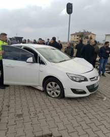 Tren hemzemin geçitte araca çarptı: 3 yaralı