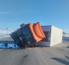Bingöl’de tır devrildi: 1 yaralı