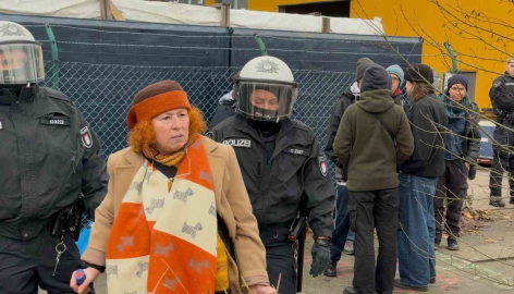 Hamburg’da ağaç kesimine karşı nöbet tutan eylemcilere polis müdahalesi