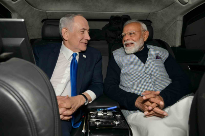 Netanyahu, Hindistan Başbakanı Modi’yi Hint kıyafeti giyerek karşıladı