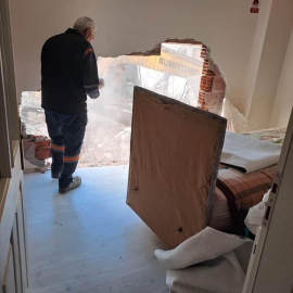 Karacabey’de inşaat çalışması yan binaya zarar verdi