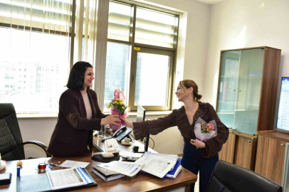 Büyükşehir’den kadın çalışanlara çiçek jesti