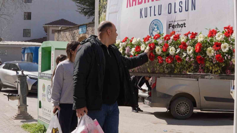 8 Mart’ta Kestel çiçek açtı...Kadınlar için bilboardların altına çiçek bırakıldı