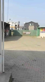 Gemlik Belediyesinin Umurbey’deki barınağını önünde toplanan hayvanseverler içeriye alınmadı