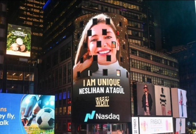 Gazeteci Aslıgül Atasagun ve oyuncu Neslihan Atagül’ün yer aldığı "I AM" kampanyası New York’u aydınlattı
