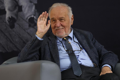 Âlimin Ölümü Âlemin Ölümüdür.”