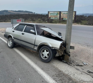 Bursa’da otomobil direğe çarptı, 1 yaralı