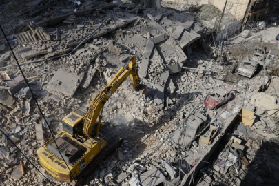 İsrail, Lübnan’da 15 katlı binayı yerle bir etti