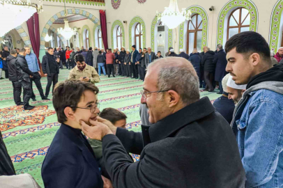 Vali Toraman, namaz sonrası vatandaşlarla bayramlaştı