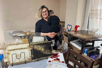 Oğlunun tedavi masrafları için evini atölyeye çevirdi
