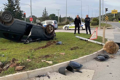 Otomobil 2 direk devirip ters döndü, araçtakiler yarala almadan kurtuldu
