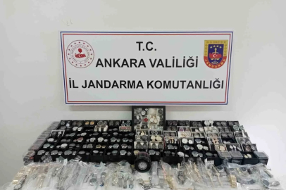 Ankara’da kaçakçılık operasyonları: Yasa dışı yollarla yurda sokulmuş tütün ürünü, gıda malzemesi ve çok sayıda saat ele geçirildi
