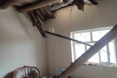 Hakkari’de 6 kişilik ailenin evi çöktü
