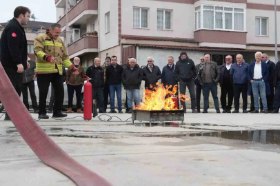 Şoförler yangın tüpü ile yangını söndürdü
