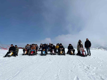 Öğrenciler kayak merkezinde doyasıya eğlendi