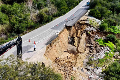 Yolda heyelan: Yarısı çöktü, içme suyu hattı zarar gördü
