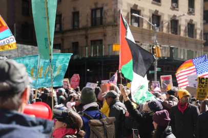 Manhattan’da "Krallara Hayır" protestosunda on binlerce kişi yürüdü