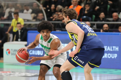 Bursaspor, lider Fenerbahçe BEKO’yu uzatma sonunda 89-83 yenerek hayata döndü.