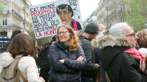 Fransa’da çocuk istismarlarına karşı "Çocuğuma Dokunma" protestosu