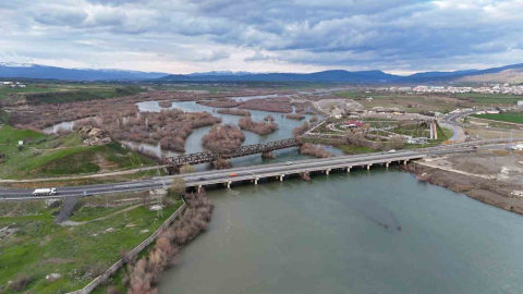Bingöl’de Murat Nehri’nde debi yükseldi, tarihi köprüyle birlikte eşsiz manzaralar oluştu