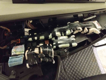 Tırın gösterge paneline gizlenen 101 bin 900 euro komşuya kaldı