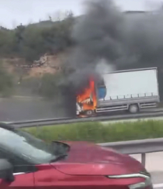 Seyir halindeki kamyon, alev alev yandı