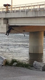 Asılı kalan güvercini halatla inip kurtardılar