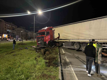 Bingöl’de tır refüje girdi: Facianın eşiğinden dönüldü
