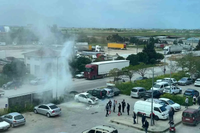 Otoparktaki otomobil, alev topuna döndü
