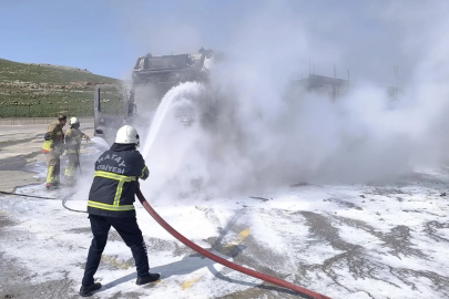 Park halindeki tır alevlere teslim oldu
