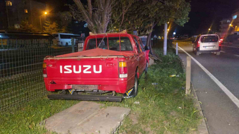 Kontrolü kaybeden kamyonet orta refüje savruldu; 1 yaralı