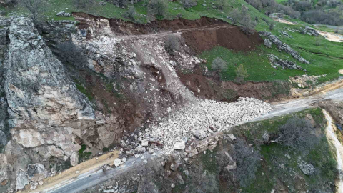Bingöl’de heyelan yolu kapattı