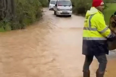 Dere taşkını yolu esir aldı, araçlar kontak kapattı
