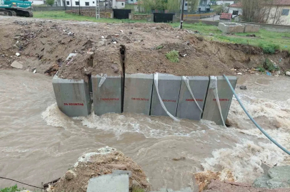 Yoğun yağışlardan sonra ikinci köprü de yıkıldı
