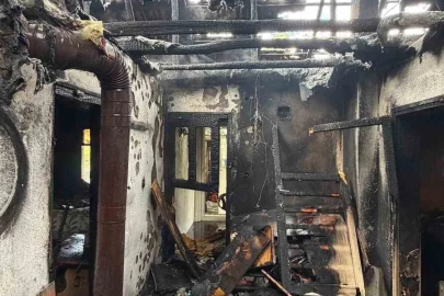 Yangında ev sahibi dumandan etkilendi, mahsur kalan kedi ekiplerce kurtarıldı
