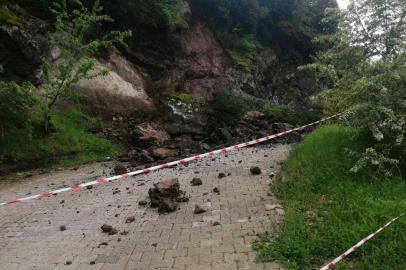 Niksar’da sağanak nedeniyle kaya parçaları yola düştü
