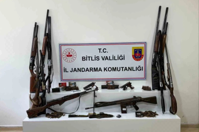 Bitlis’te 20 adrese eş zamanlı baskın: Çok sayıda silah, mühimmat ele geçirildi
