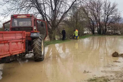 Sağanak yağış sel su baskınlarına neden oldu
