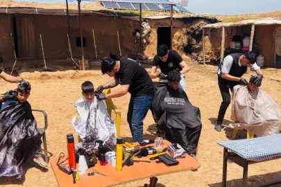 Şanlıurfa’da gönüllü berberler çocukları tıraş etti
