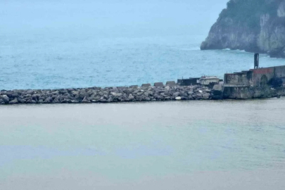 Zonguldak Limanı çamur nedeniyle sarı renge büründü
