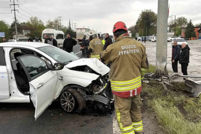 EDS tabelasına çarpan otomobilin sürücüsünü itfaiye kurtardı
