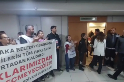 Karşıyaka’da memurlardan meclis girişi Başkan Ünsal’a alkışlı protesto
