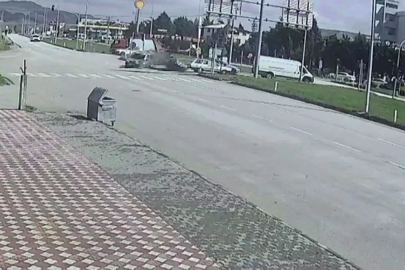 Amasya’da kavşakta araçların çarpıştığı kaza kamerada

