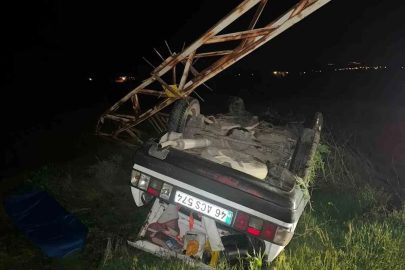 Elektrik direğine çarpan otomobil ters döndü
