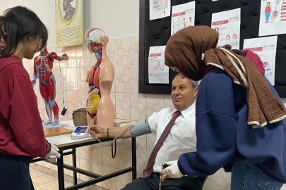 Öğrenciler sahada uygulayarak öğreniyor
