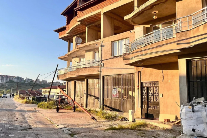 Tır kablolara takıldı: Direkler devrildi, facia ucuz atlatıldı
