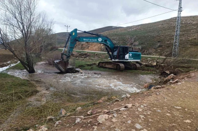 Bayburt’ta kar sularına karşı dere yataklarında önlem alındı
