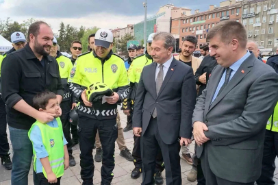 Kırıkkale’de motosiklet kazası geçiren sürücülere kask hediye edildi
