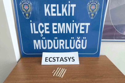 Gümüşhane’de şase numarası değiştirilmiş araç ve binlerce kaçak malzeme ele geçirildi
